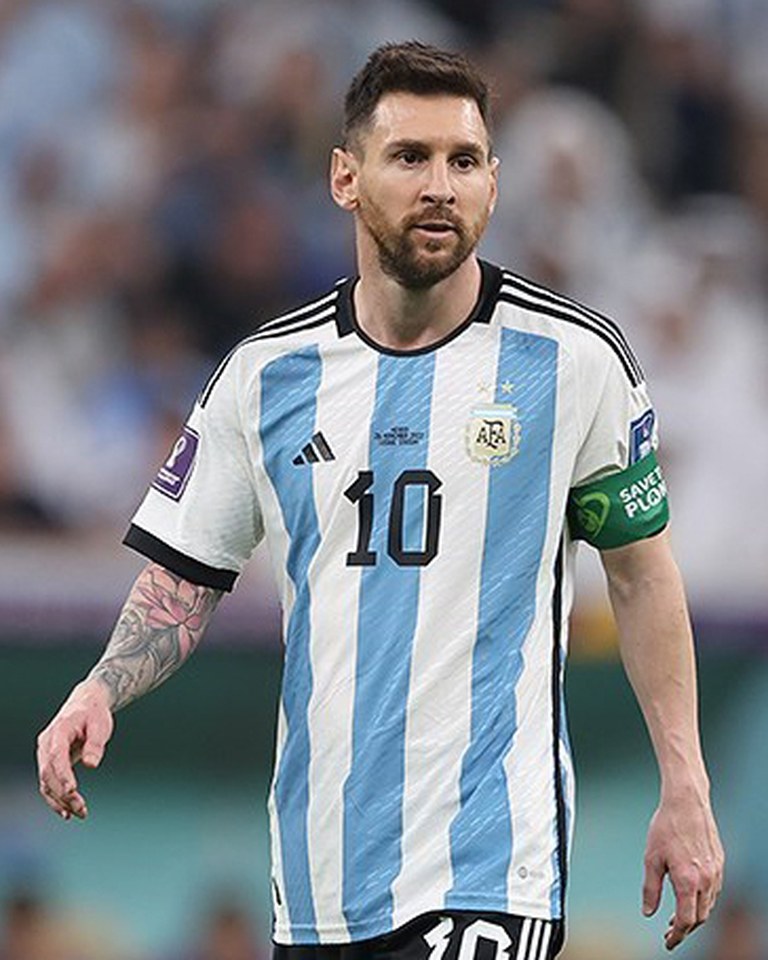 Lionel Messi — Offensiv mittfältare